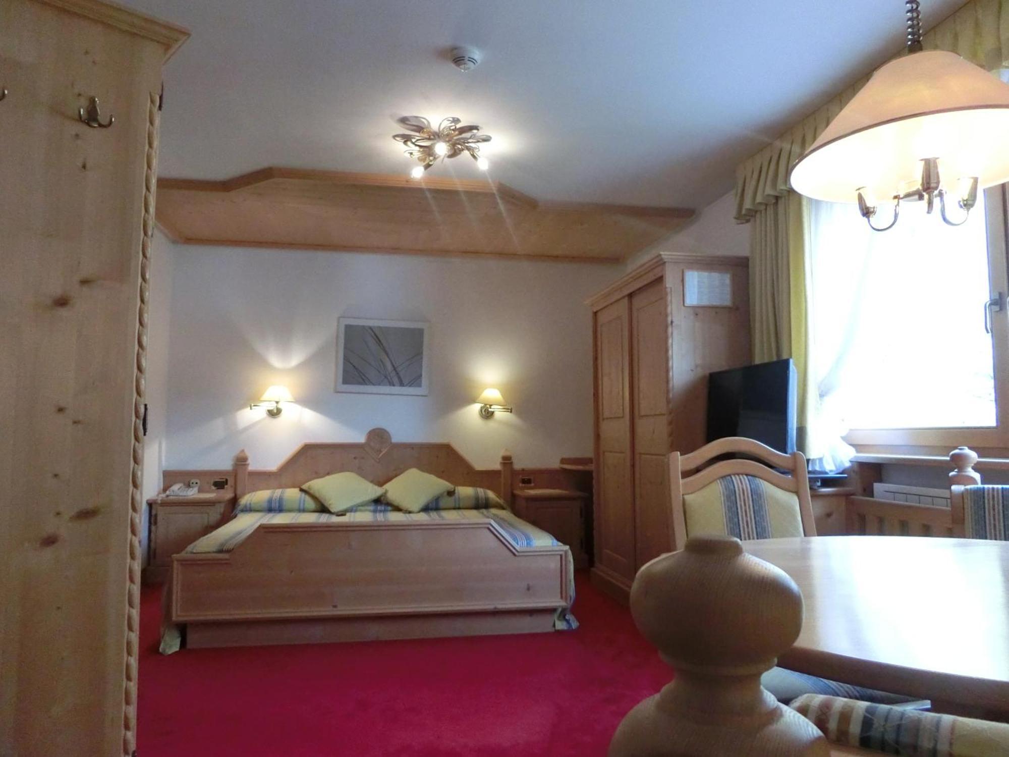 Garni Criss Aparthotel Colfosco Exterior photo