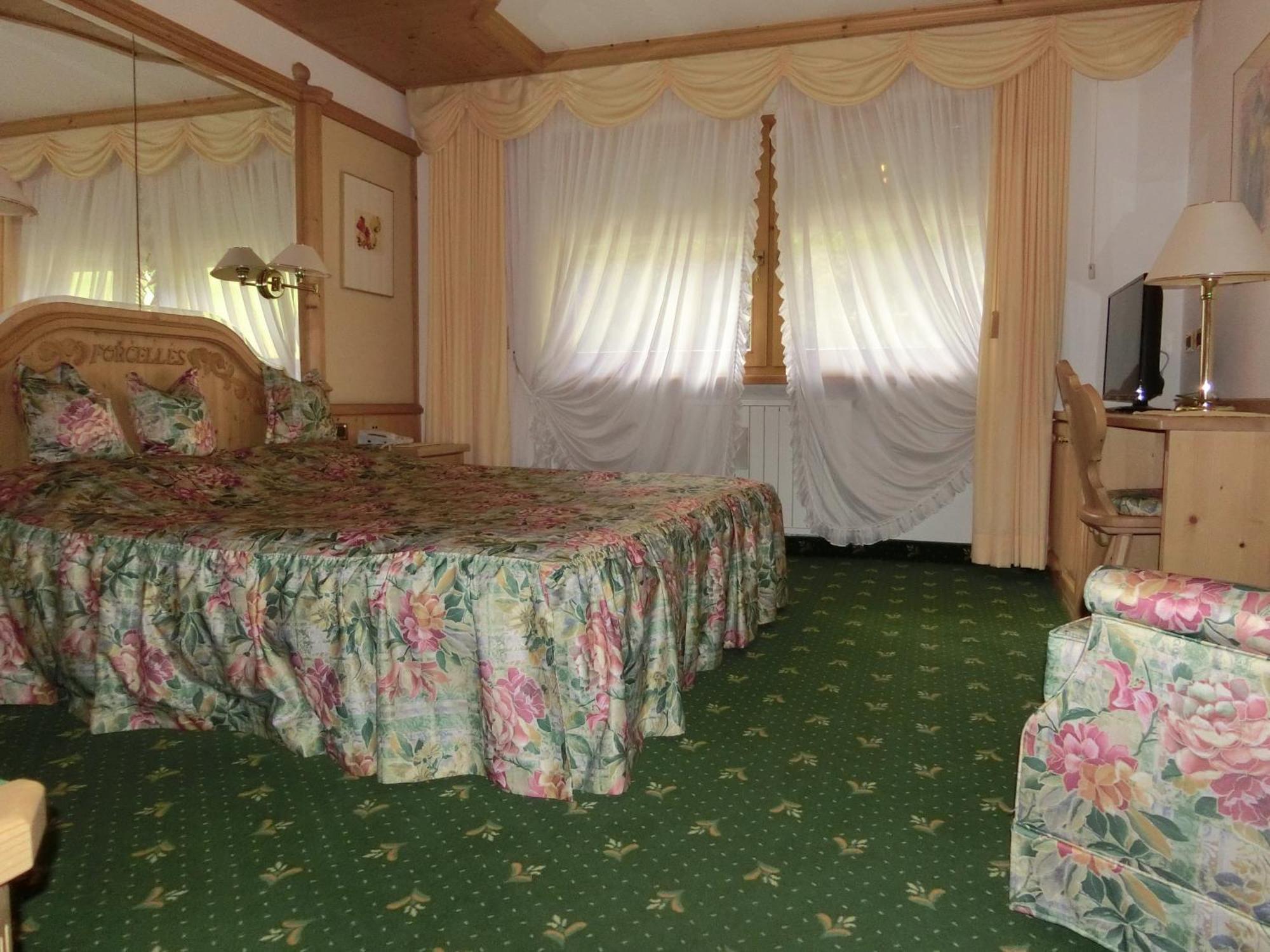 Garni Criss Aparthotel Colfosco Exterior photo