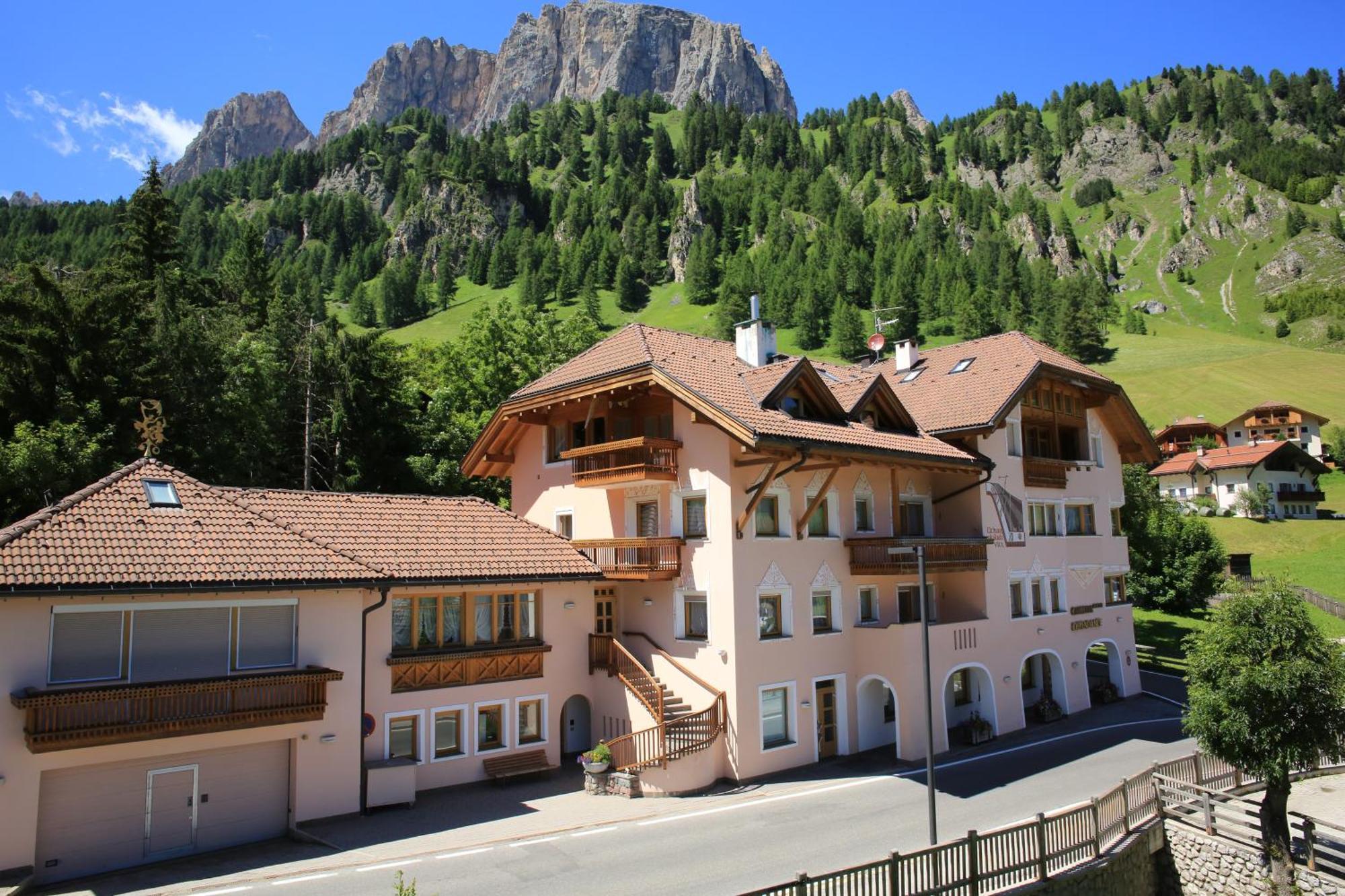 Garni Criss Aparthotel Colfosco Exterior photo