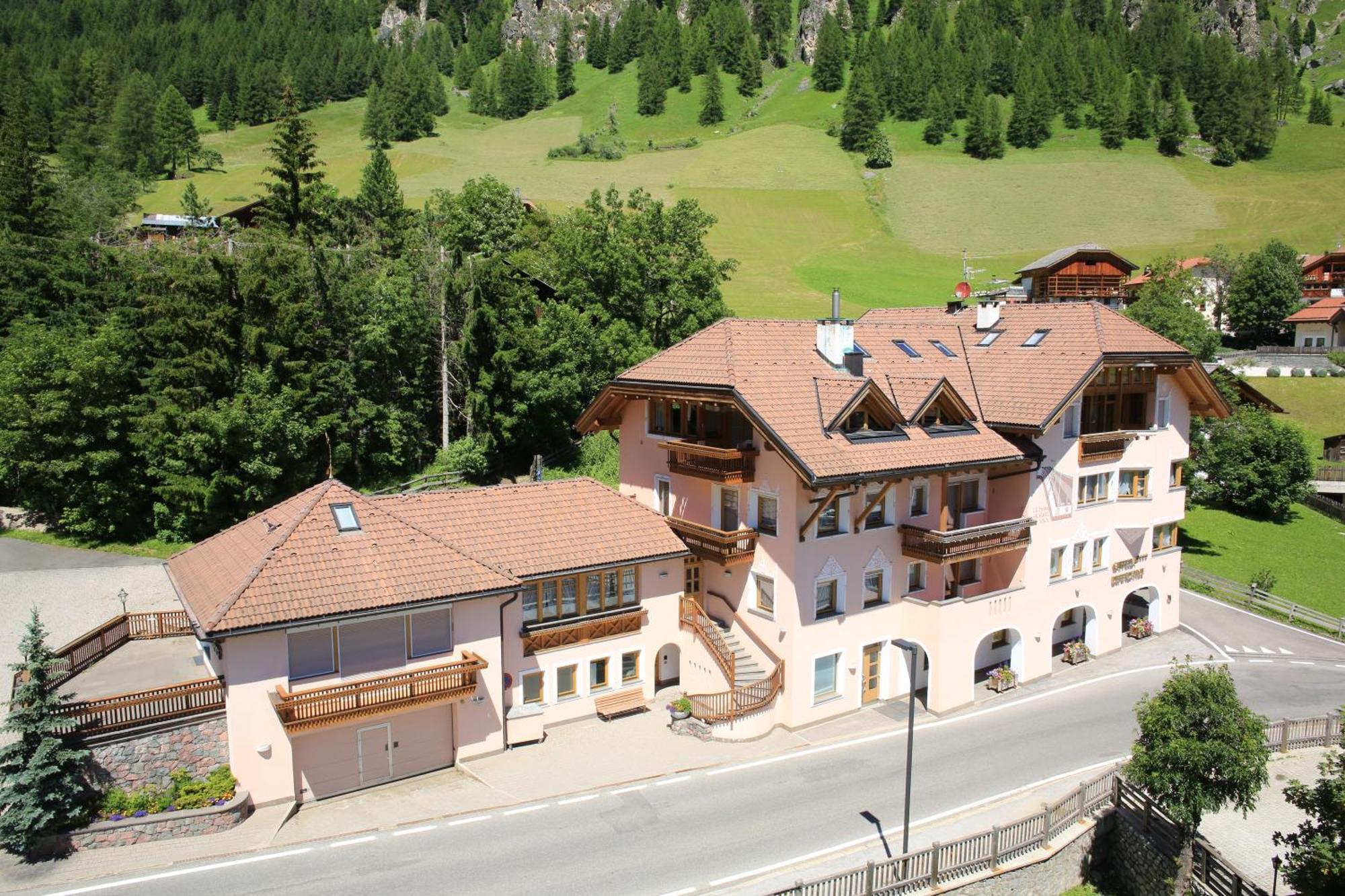 Garni Criss Aparthotel Colfosco Exterior photo