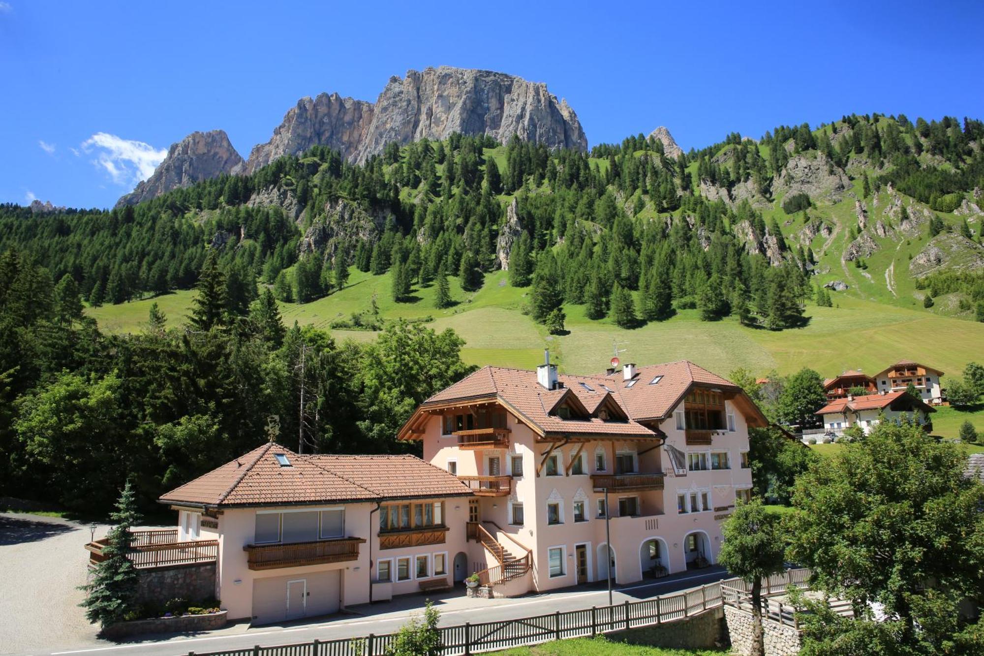Garni Criss Aparthotel Colfosco Exterior photo