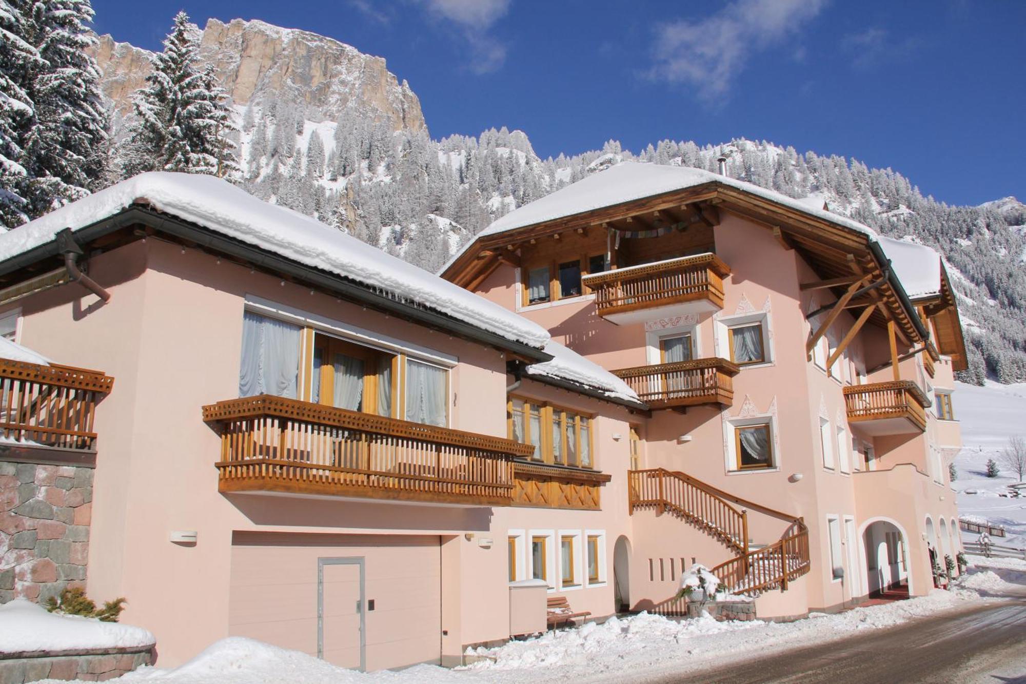 Garni Criss Aparthotel Colfosco Exterior photo