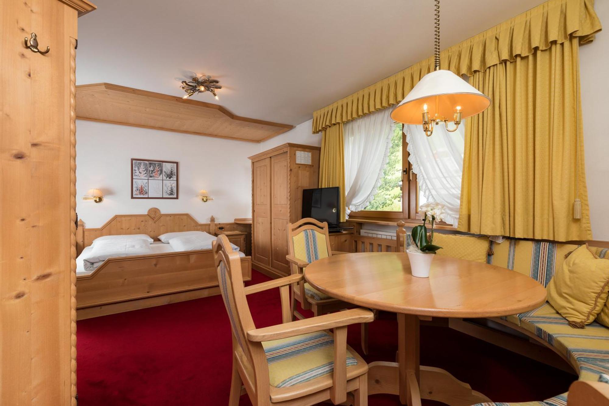 Garni Criss Aparthotel Colfosco Exterior photo