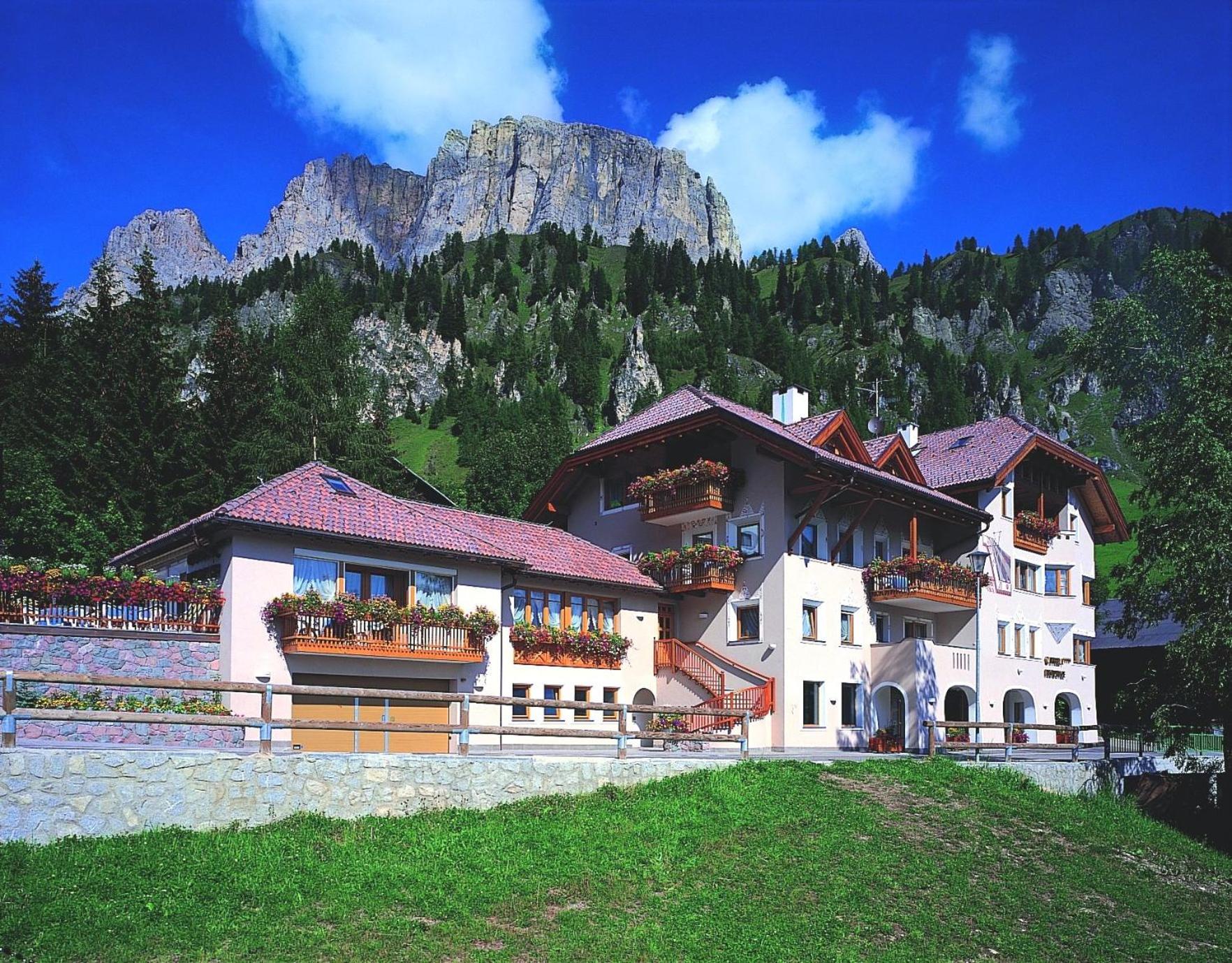 Garni Criss Aparthotel Colfosco Exterior photo